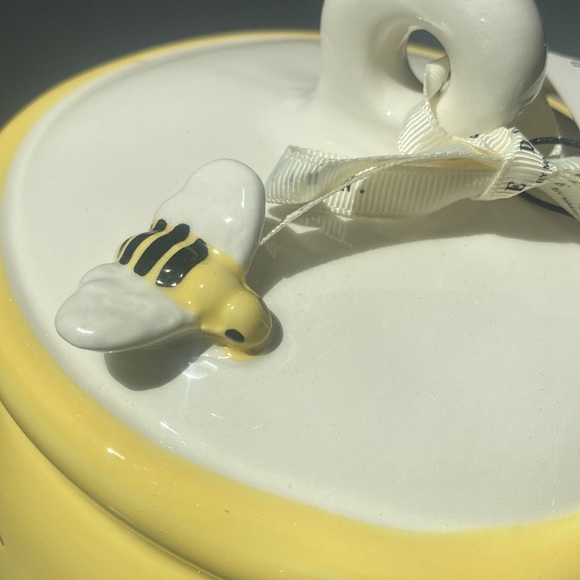 Rae Dunn, ceramic 8”sweet honey pot shaped birdhouse. Text reads”Bee Sweet” - Picture 4 of 7